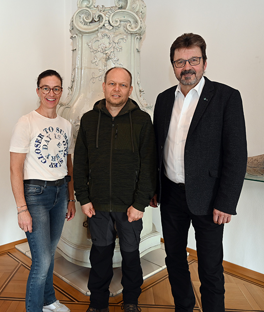 Stadträtin Barbara Stark (li) und Bgm. Gerhard Lentschig (re) unterstützen die Aktion von Wolfgang Studeny (Mitte) und der Caritas Energieberatung 